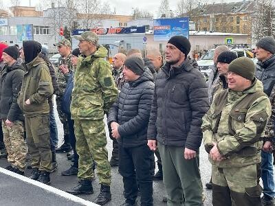 Окончание мобилизации в России не помешало отправке на сборы очередной группы бойцов из Архангельска 