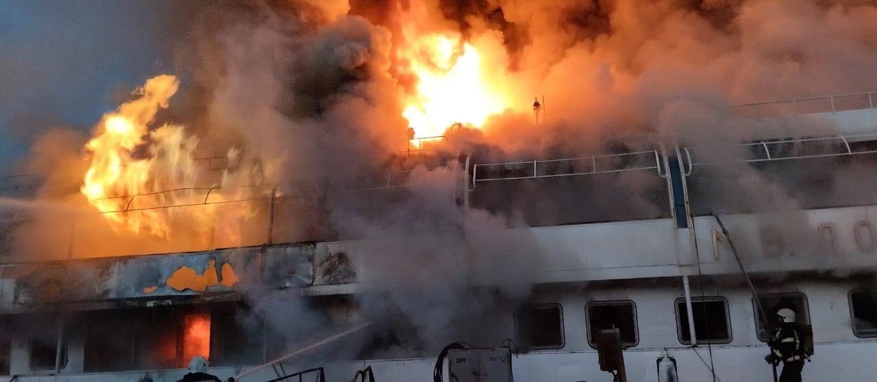 Теплоход «М.В. Ломоносов» загорелся на судоремонтном заводе РЭБ Флота в Затоне