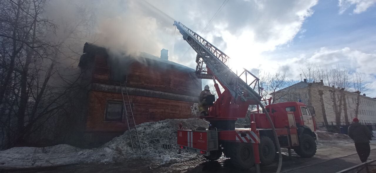 В Архангельске задержали подозреваемого в поджоге деревянного дома