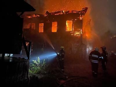Огнеборцы локализовали крупный пожар в историческом здании в центре Архангельска 