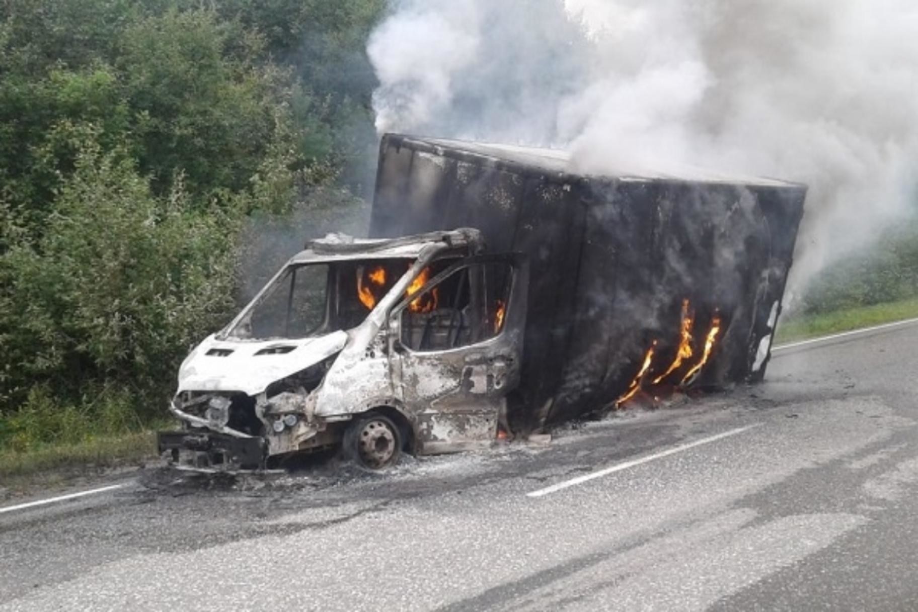 Автомобиль с товарами из интернет-магазина сгорел на границе Поморья и Коми