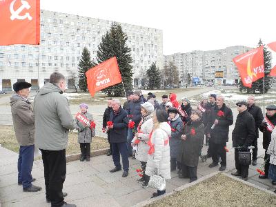 Представители архангельского отделения КПРФ возложили цветы к памятнику Ленина на главной площади города