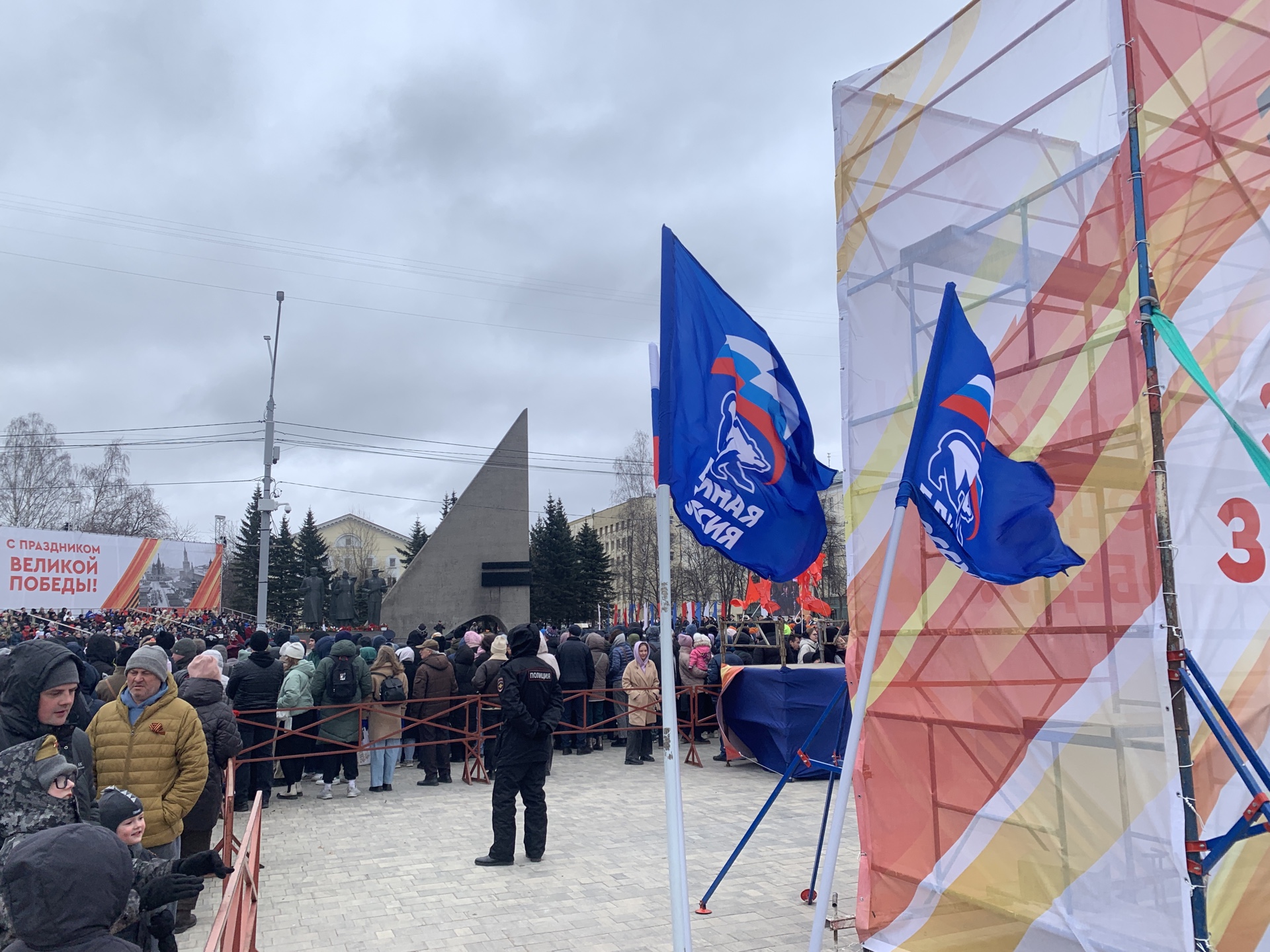 Без политики не обошлось, исподтишка рядом со сценой выглядывают флаги Едросов