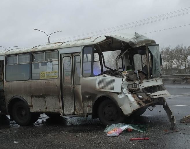 В Архангельске автобус столкнулся с КАМАЗом