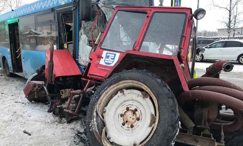 Одним «МАЗом» меньше: новенький пассажирский автобус столкнулся с трактором в Архангельске