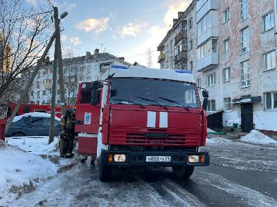 В Архангельске сгорела расселенная «деревяшка», один человек пострадал