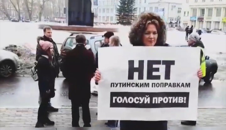 В Архангельске активисты вышли с пикетами против поправок в Конституцию РФ