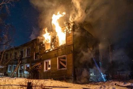 В Соломбальском округе Архангельска горела нежилая «деревяшка»