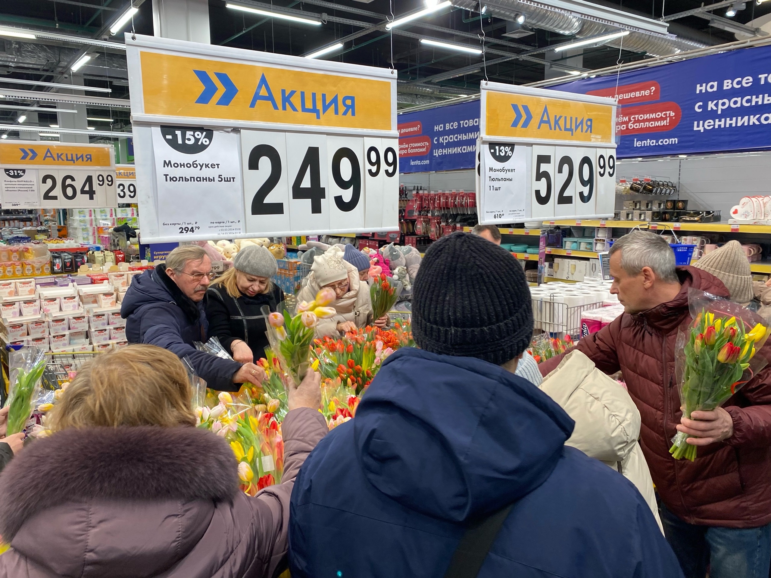 Архангелогородцы сметают тюльпаны с прилавков магазинов 