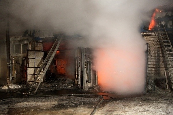 В Соломбале выгорели пять боксов гаражного кооператива