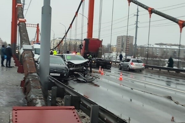 4 человека пострадали в ДТП на Кузнечевском мосту