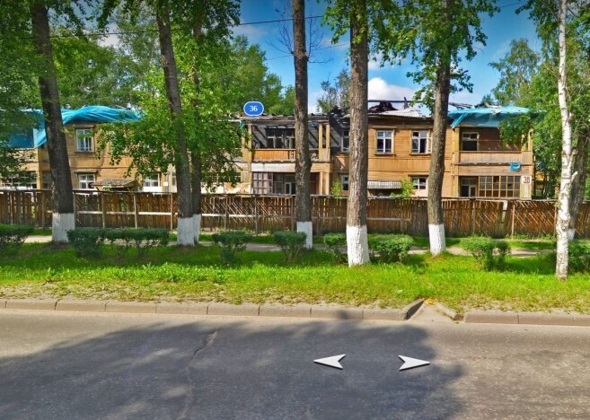 В Северодвинске разрушилось деревянное ограждение вокруг аварийного дома 