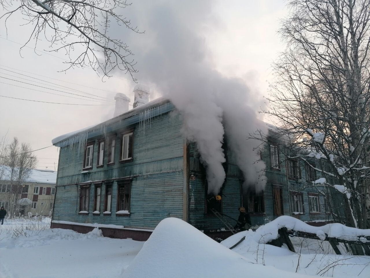 В Архангельске сгорела жилая деревяшка, обошлось без жертв