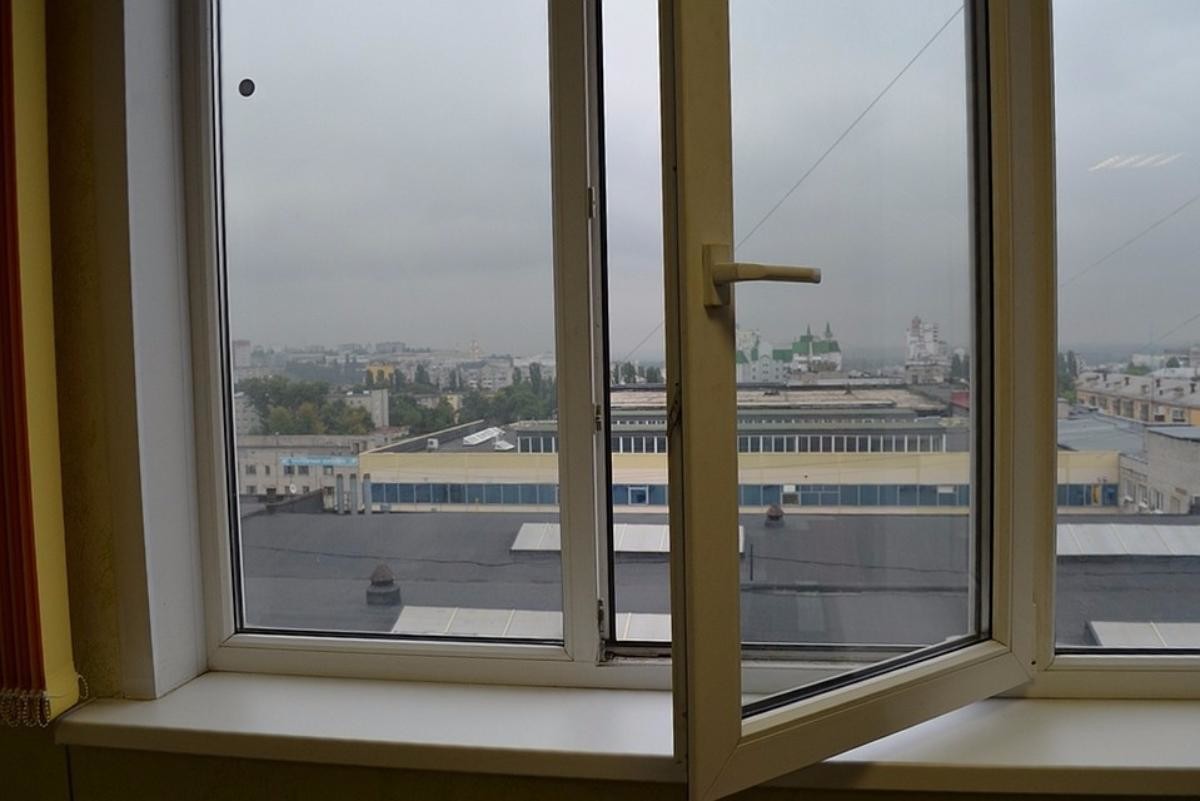 В Архангельске мужчина мыл окна и упал с высоты 9 этажа