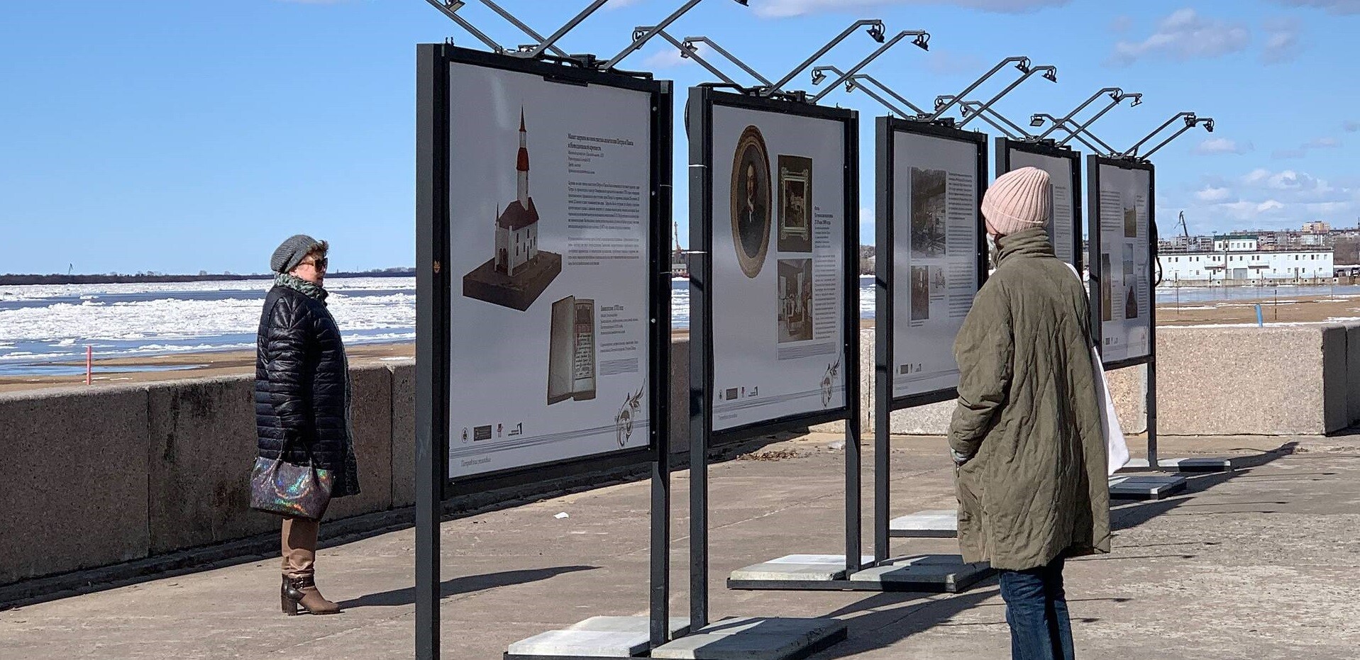 На набережной в центре Архангельска выставили «Петровские реликвии»