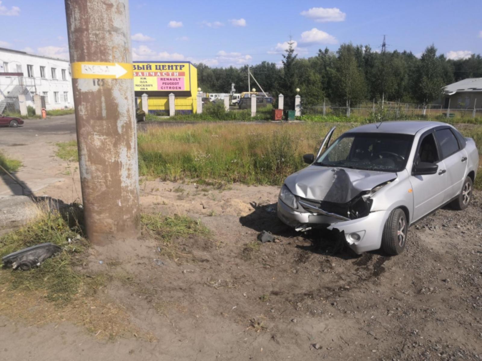 В Архангельске пьяный водитель врезался в столб, пострадал пассажир