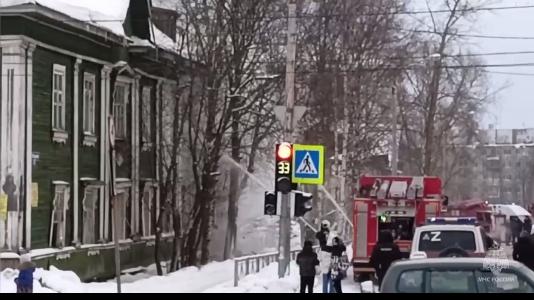 В Новодвинске ликвидируют пожар в нежилой «деревяшке»