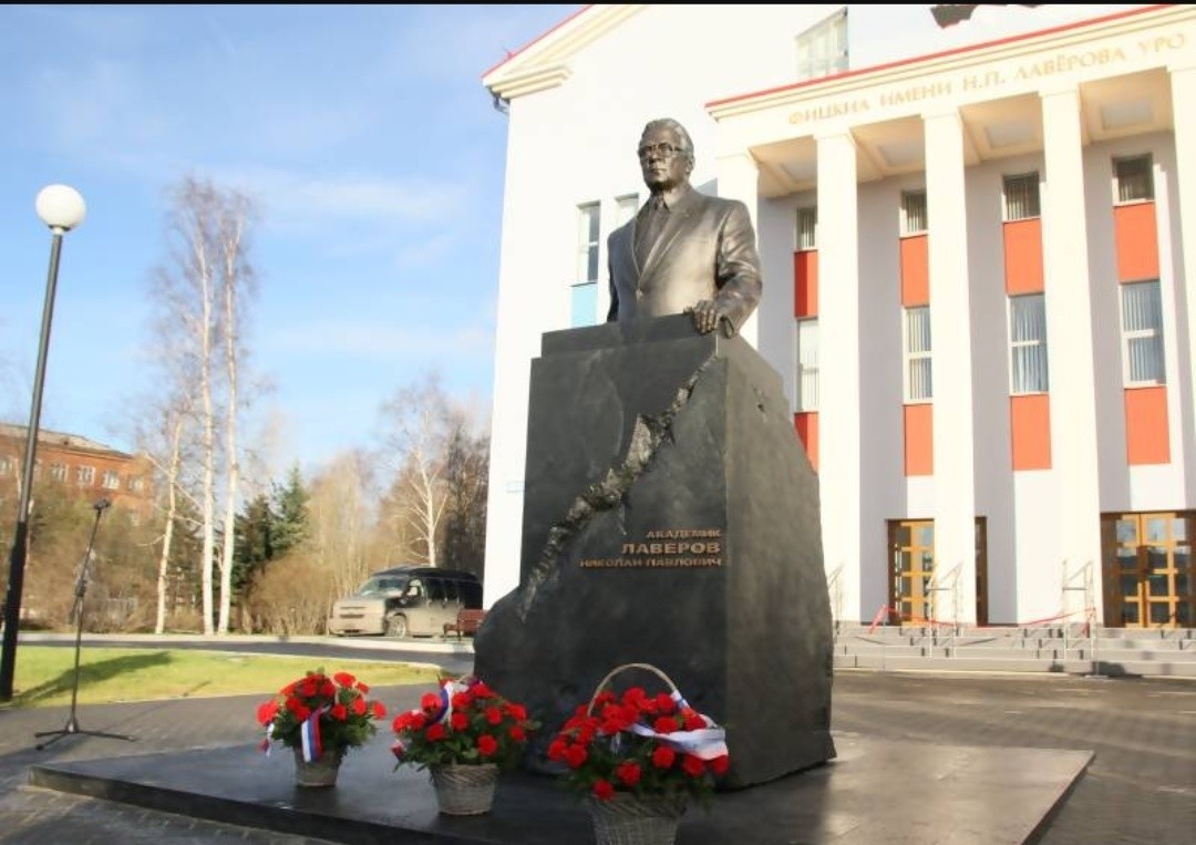 В Архангельске открыли памятник Николаю Лаверову