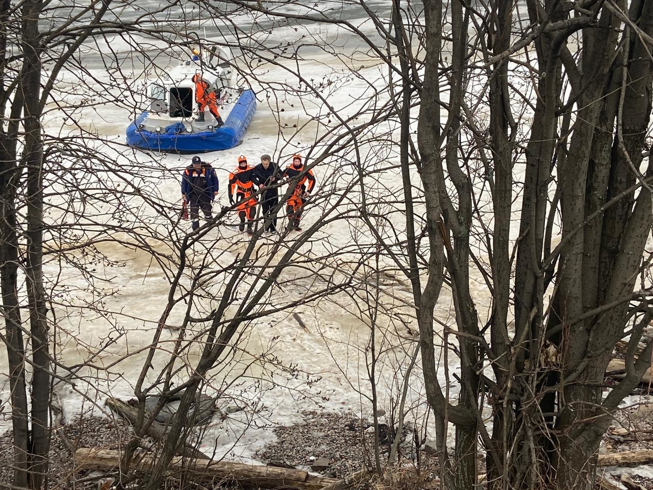 Архангельские спасатели вытащили провалившегося под лёд мужчину