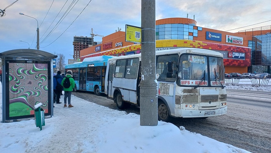 Голубая дивизия теряет бойцов: два ДТП с новыми автобусами в первый день транспортной реформы