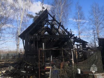 В Котласе пожар в частном доме затронул соседние строения 