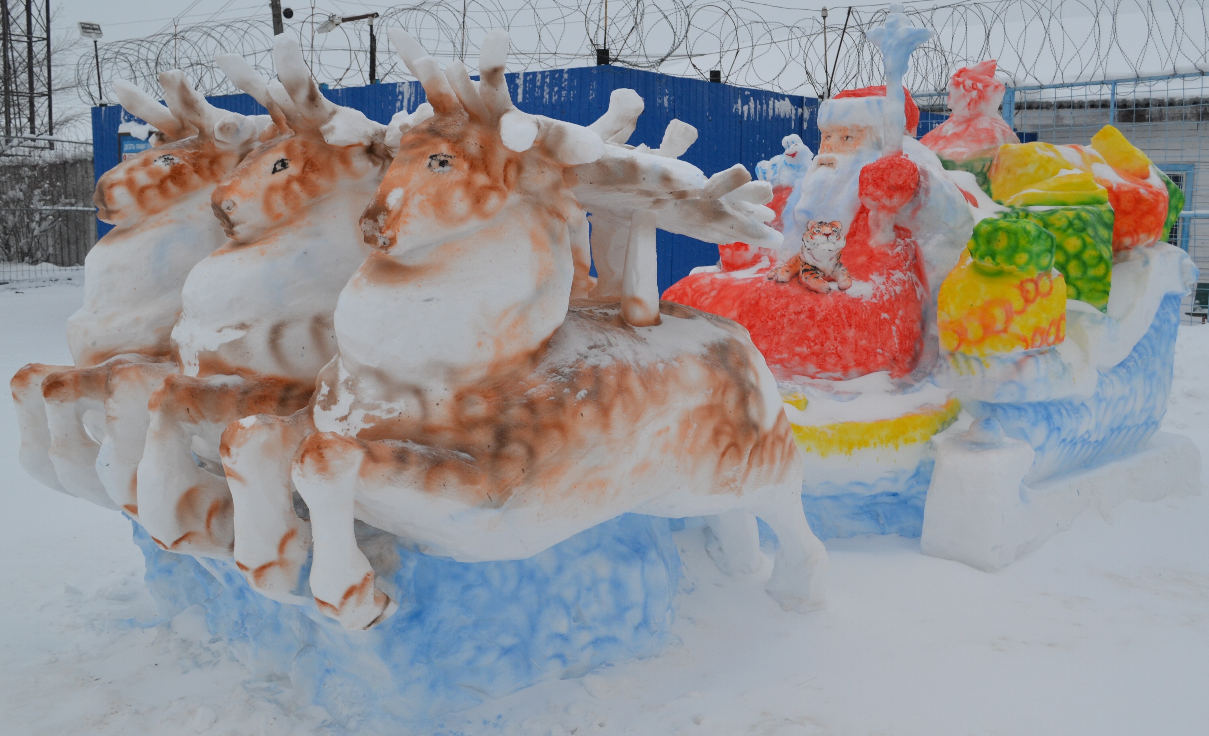 Символ года и оленья упряжка: заключённые Архангельской области продолжают лепить фигуры из снега