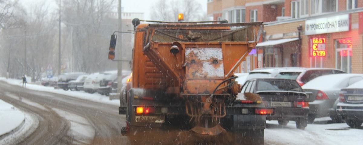 Архангельские дорожники вывозят снег с центральных проспектов города