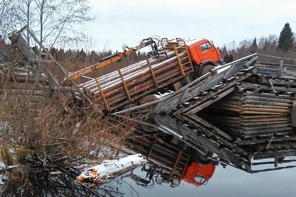 В Шенкурском районе лесовоз разрушил мост