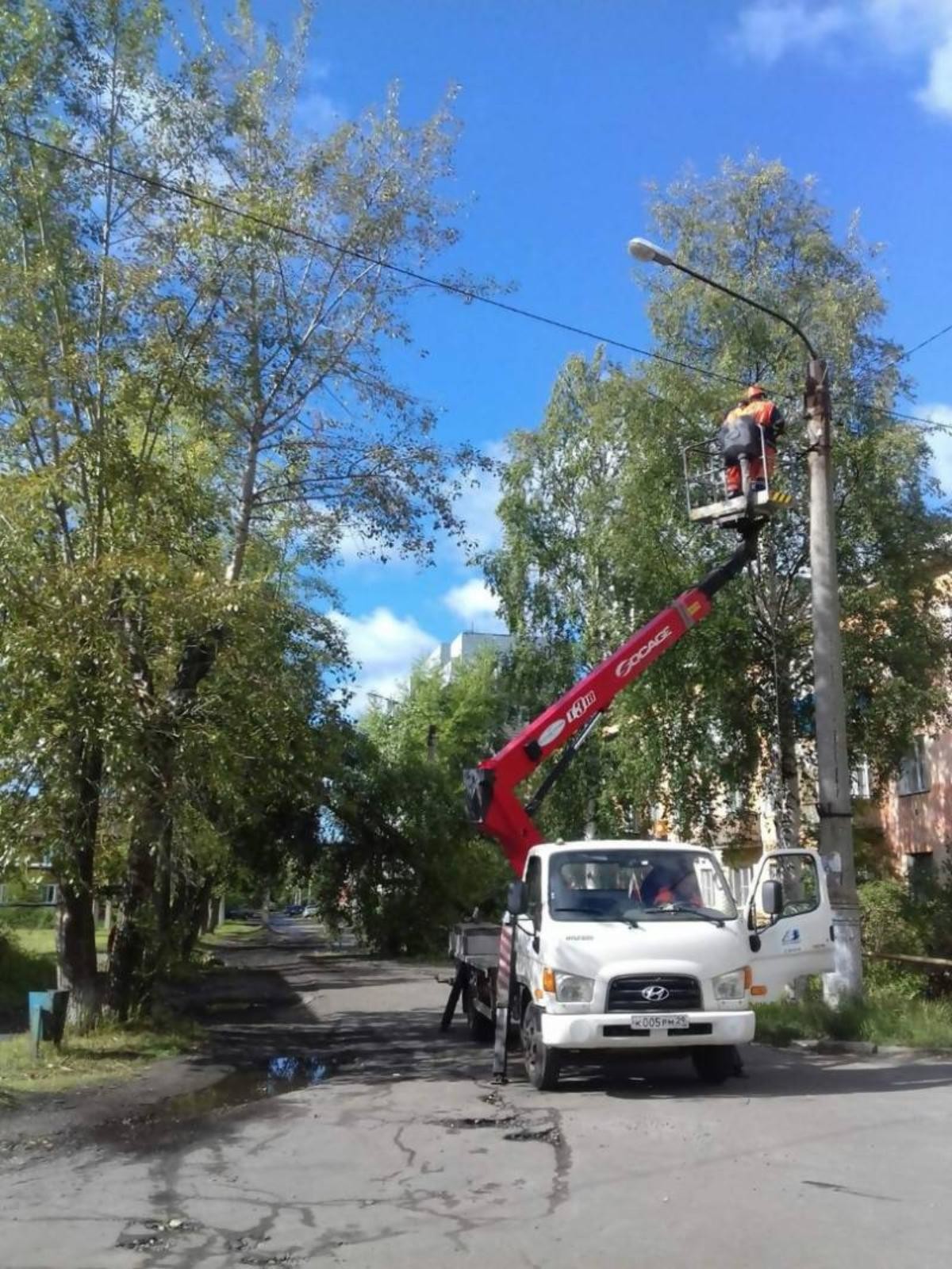 В Архангельске десять бригад работает над восстановлением электроэнергии