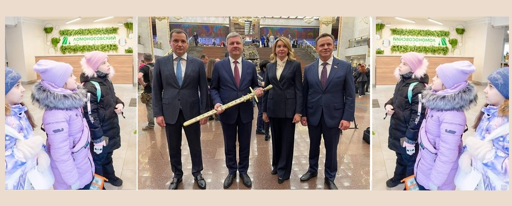 Явление меча народу: мэр Морев отправил наградное оружие по Архангельску