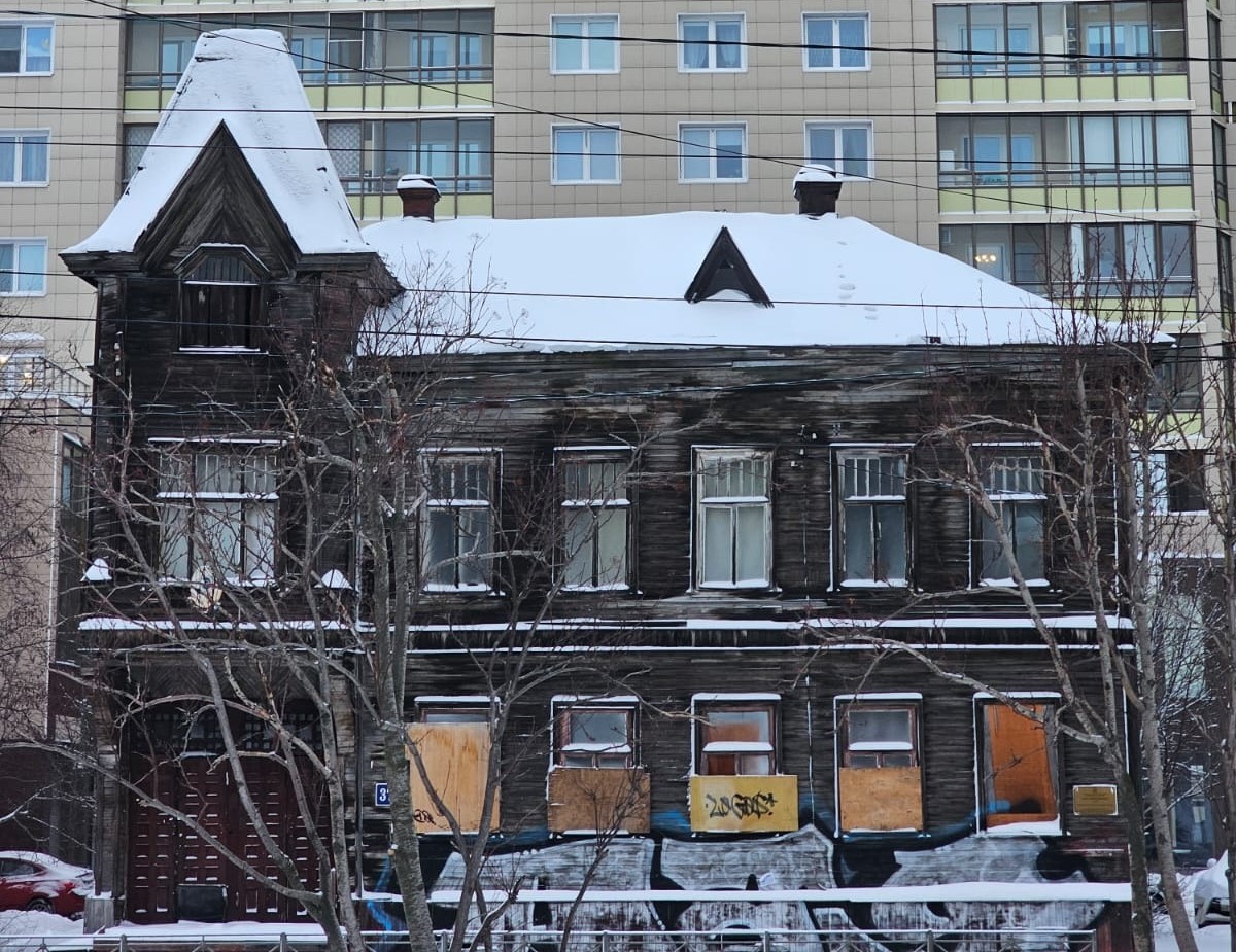 Окруженную многоэтажками «деревяшку»-памятник в Архангельске скинули арендатору