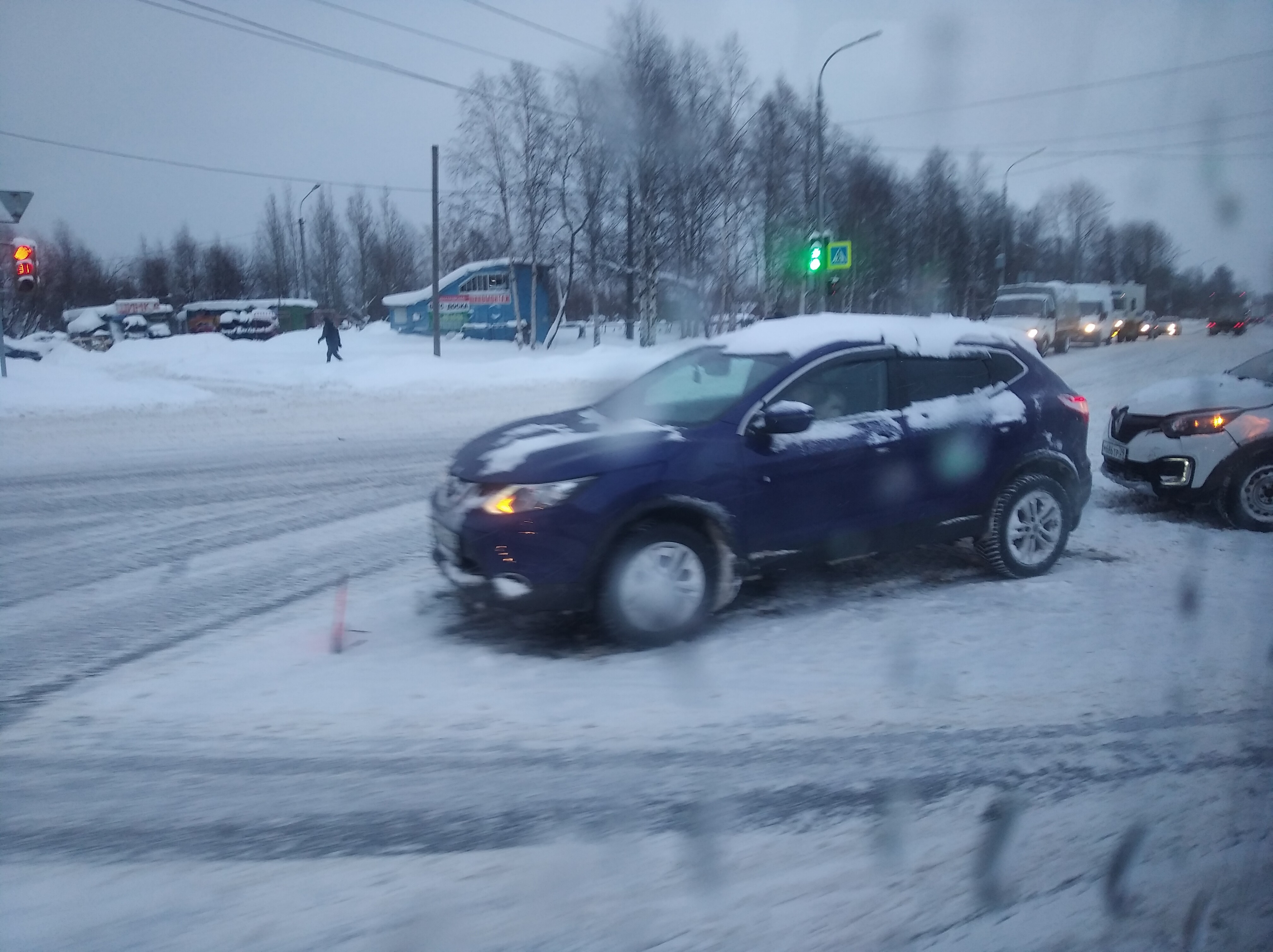 Из-за некачественной уборки снега на дорогах Архангельска происходят ДТП