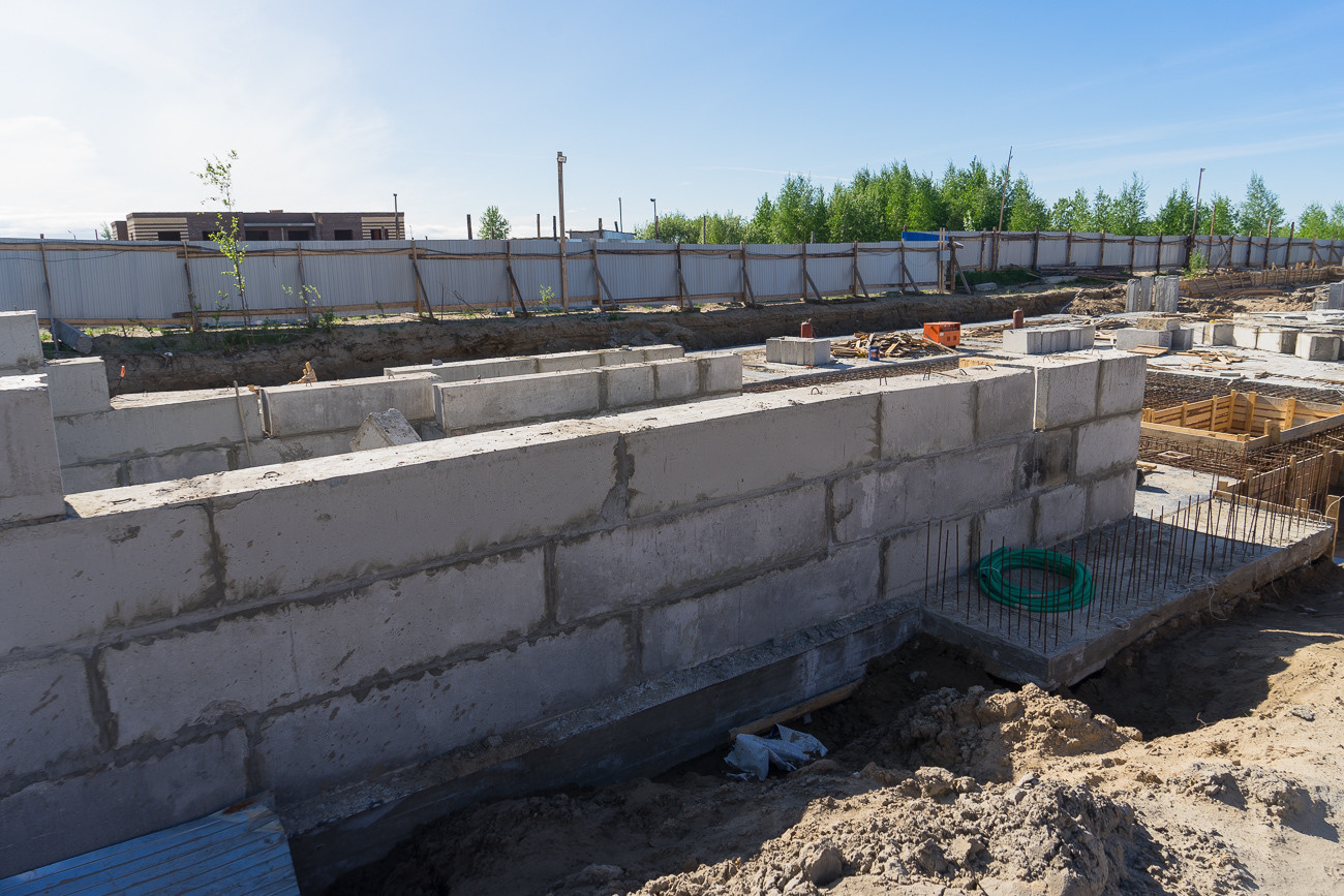 На 1-й очереди ЖК «МОРЕПАРК» монтируют фундаментные стеновые блоки