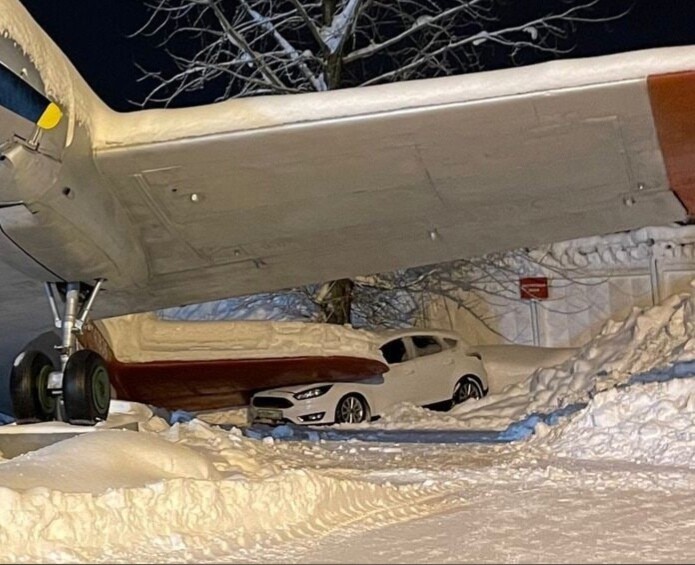 В Талагах из-за снега накренился памятник самолету ИЛ-14 и придавил припаркованный автомобиль