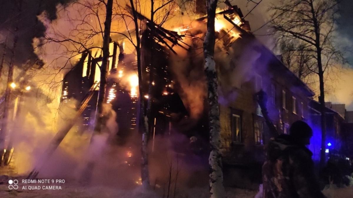 Архангельские пожарные ночью потушили деревянный дом