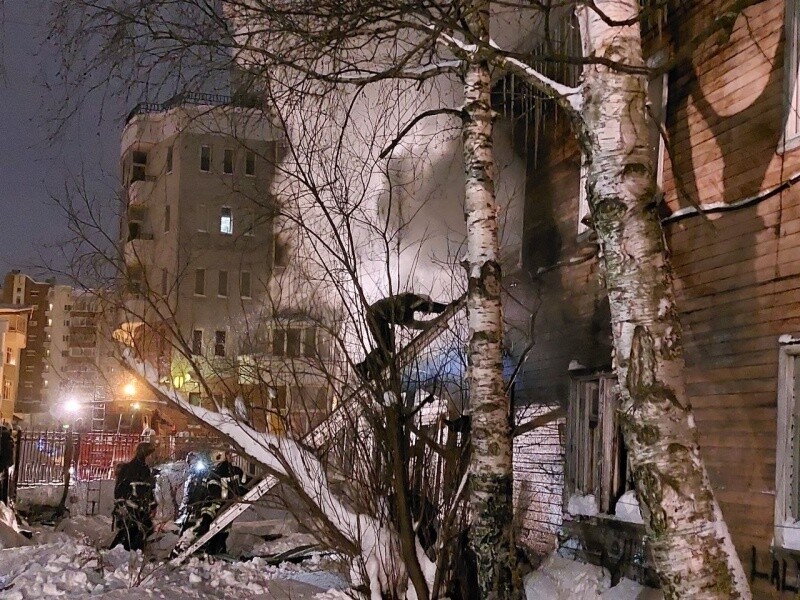 Ночной пожар: на Новгородском сгорел частично расселенный деревянный дом