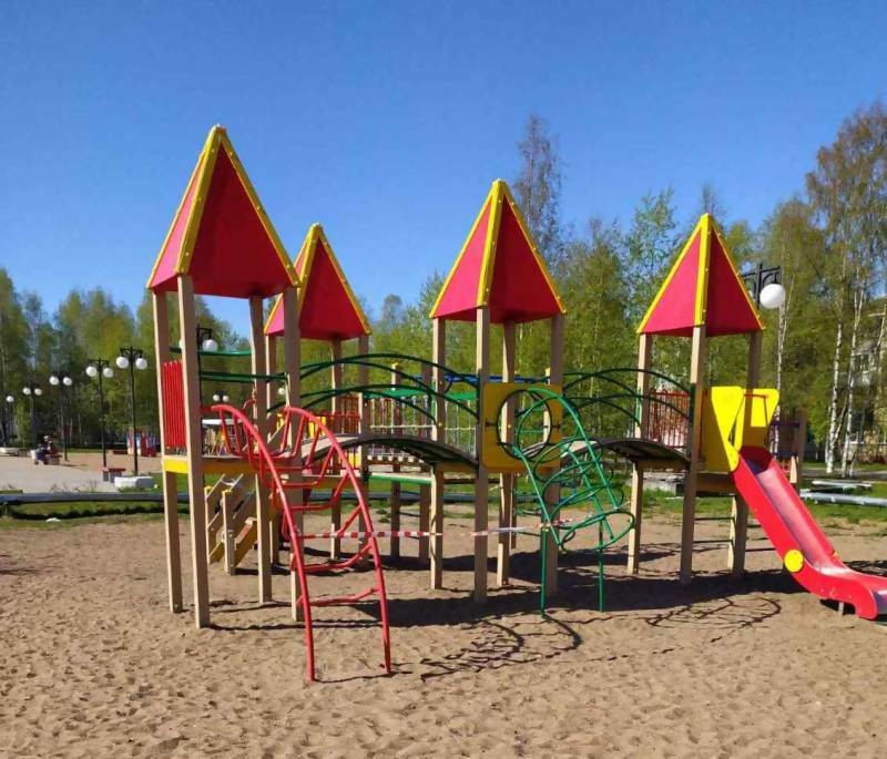 В Архангельске вновь детские площадки закрывают сигнальными лентами
