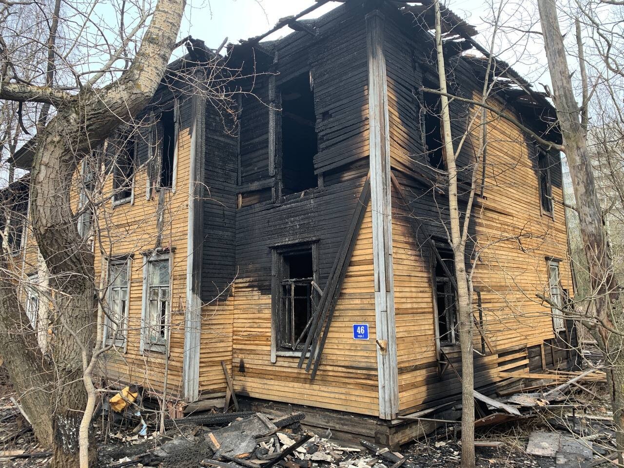 Днём в Архангельске загорелся очередной деревянный дом