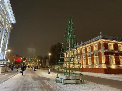 Первый пошел: в Архангельске устанавливают праздничную елку