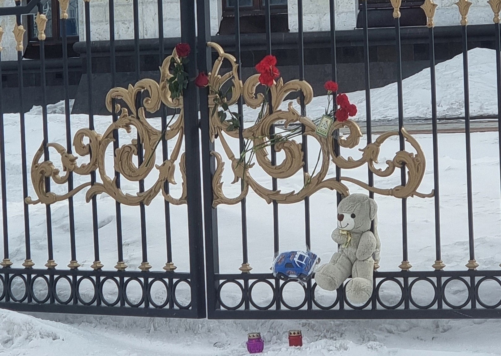 В Архангельске возникло сразу несколько стихийных мемориалов в память о погибших в «Крокусе»