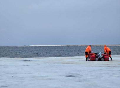 Аварийно-спасательная служба Северодвинска спасла четырех рыбаков, которых унесло в море на льдине