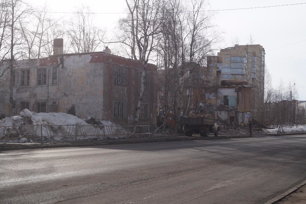 На проспекте Ломоносова в Архангельске продолжается разбор старых домов