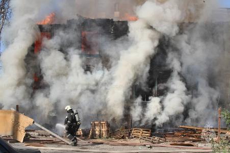 В Архангельске тушили крупный пожар в расселенном деревянном доме