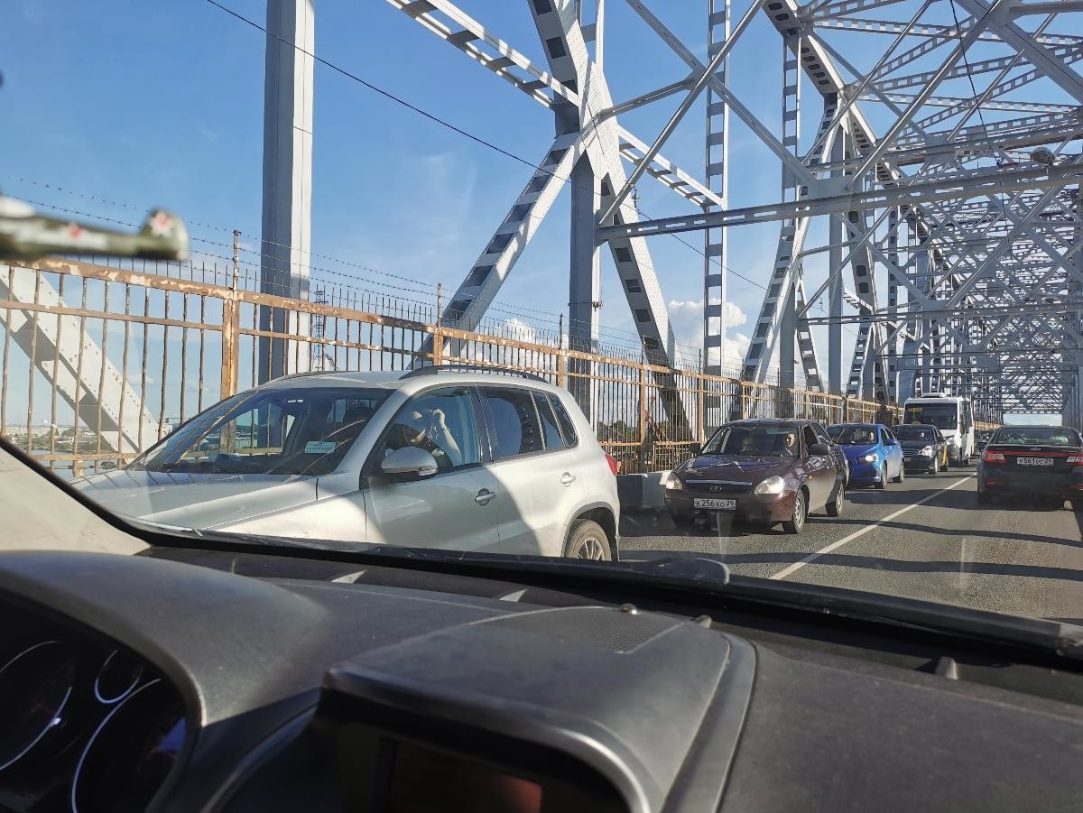 В Архангельске собирается пробка из-за аварии на мосту