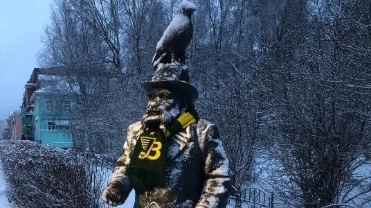 На главной пешеходной улице Архангельска памятники утеплили желто-зелеными шарфами и шапками 