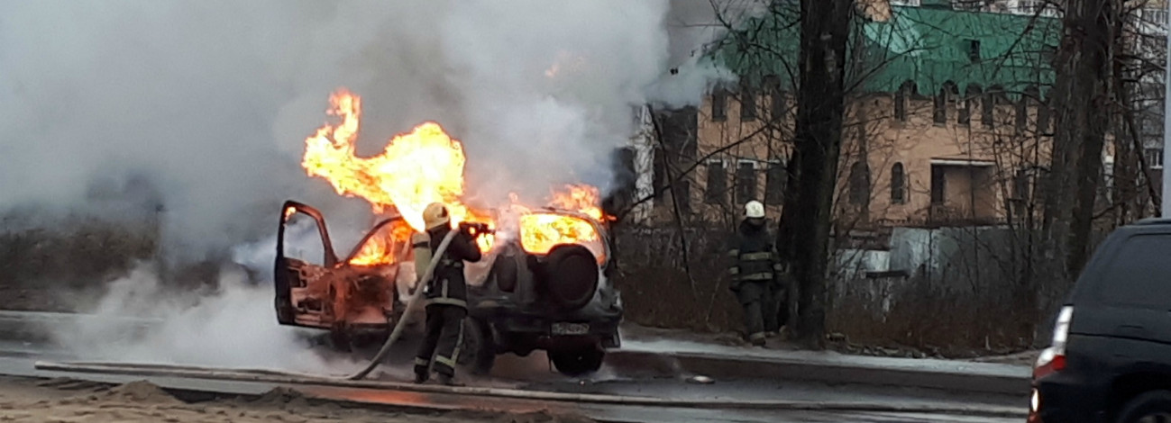 В Архангельске недалеко от пожарной части на ходу загорелся автомобиль