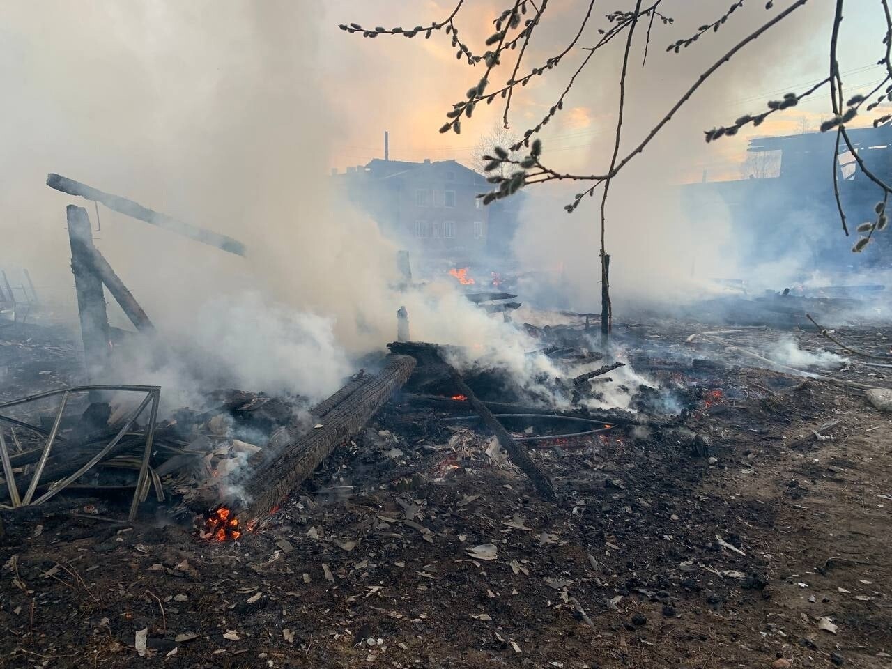В Котласе произошел пожар в захламленном сарае, огонь перекинулся на частный жилой дом
