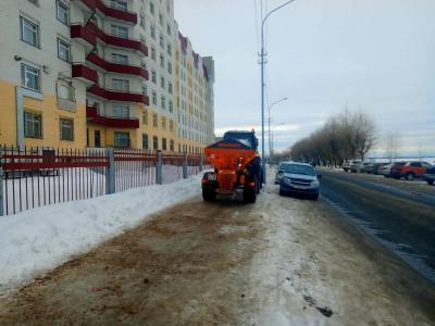 Дмитрий Морев призвал граждан самостоятельно сообщать об обледененных участках пешеходных дорожек