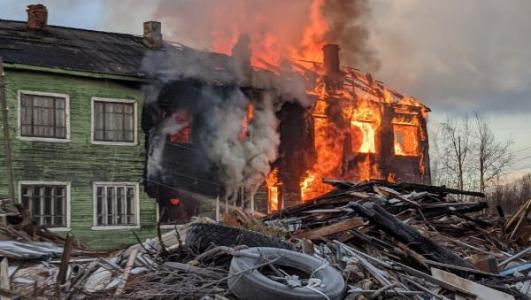 Женщина-инвалид из Архангельска двадцать лет была зарегистрирована в сгоревшем доме