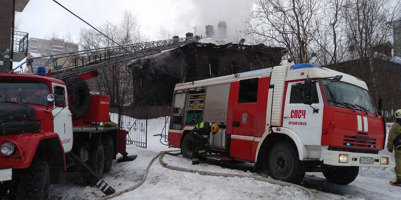 В Архангельске горит вторая за день нежилая «деревяшка»